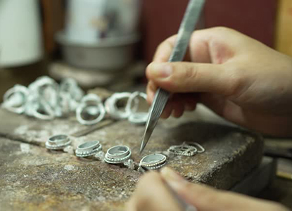 What Are The Advantages Of Dealing With Authorised Silver Jewelry Suppliers?